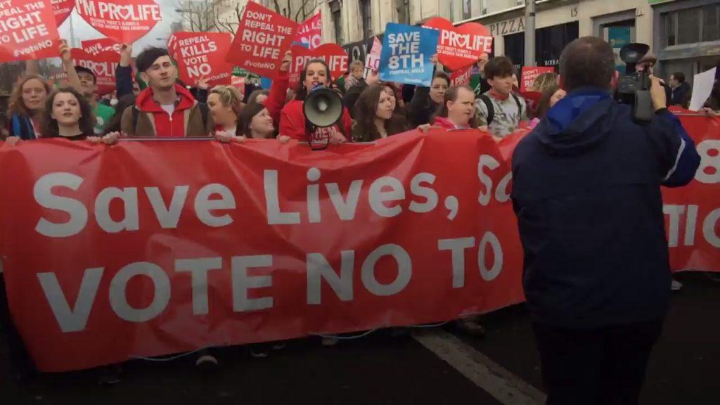 Καλώς ήρθες… μεσαίωνα – Πάνω 10.000 διαδήλωσαν στην Ιρλανδία κατά των αμβλώσεων