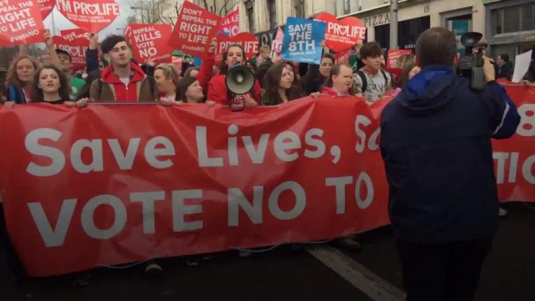 Καλώς ήρθες... μεσαίωνα - Πάνω 10.000 διαδήλωσαν στην Ιρλανδία κατά του νόμου που επιτρέπει αμβλώσεις [vid]
