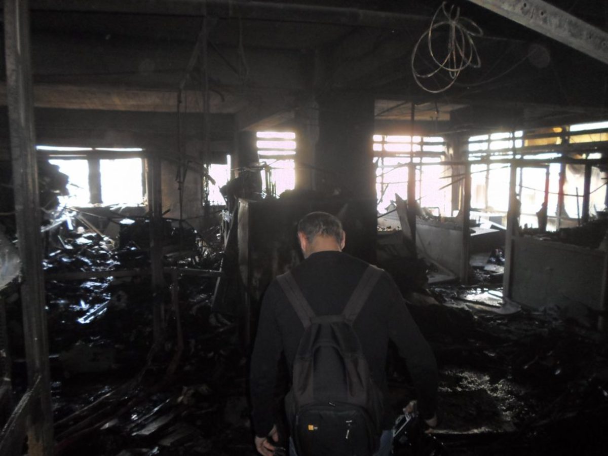Εικόνες απόλυτης καταστροφής – Μέσα στην καμένη εφορία στη Λάρισα [pics]