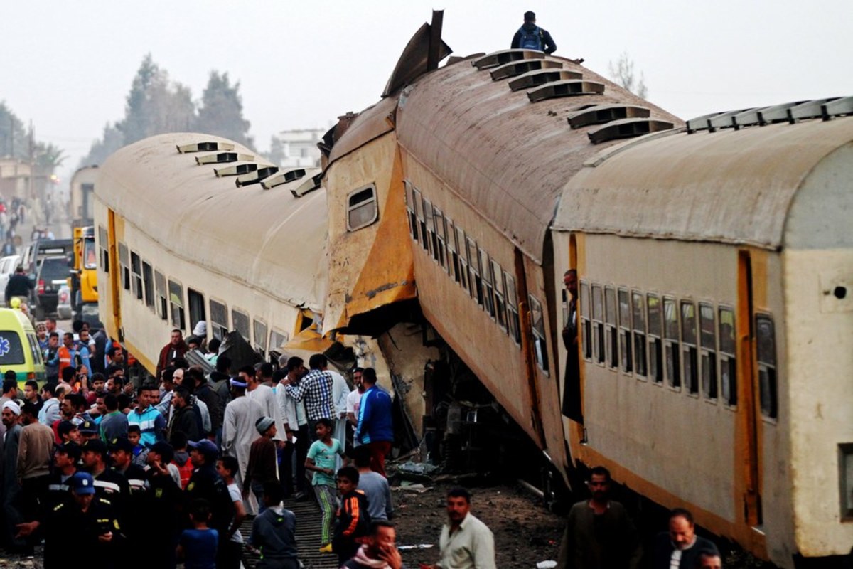 Αίγυπτος: Τουλάχιστον 15 οι νεκροί από τη σύγκρουση τρένων [pics, vids]