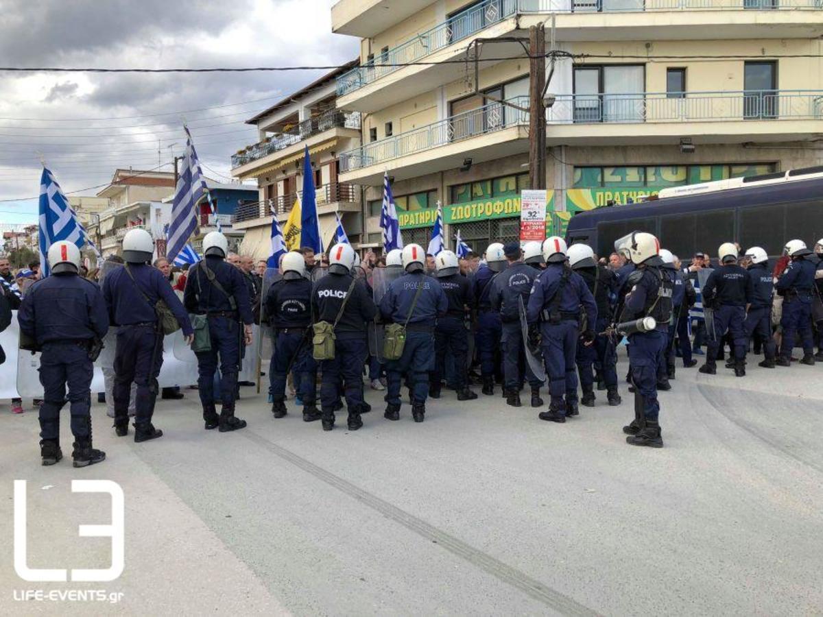 Πολύκαστρο: Ένταση στο συλλαλητήριο για τη Μακεδονία – Σπρωξιές, βρισιές και… διαπραγματεύσεις [vid]
