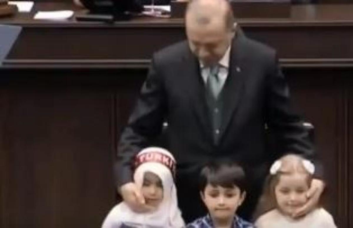 Νέο βίντεο με τον Ερντογάν να επιστρατεύει παιδάκια για την πολεμική προπαγάνδα του [vid]