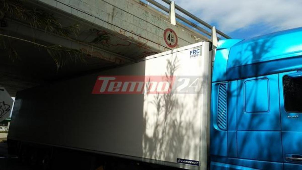 Φορτηγό “κόλλησε” κάτω από γέφυρα στην Πάτρα [pics]