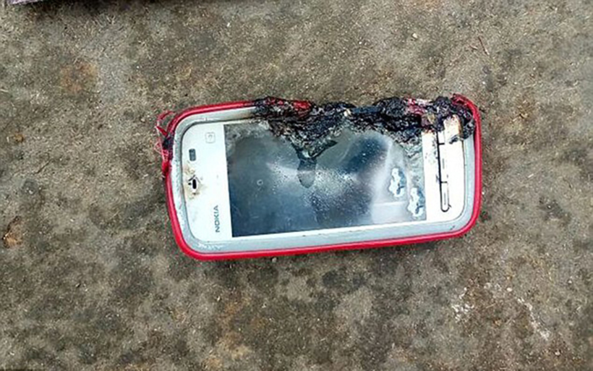 Την σκότωσε το κινητό της τηλέφωνο – Έπεσε νεκρή μπροστά στον αδερφό της [pic, vid]