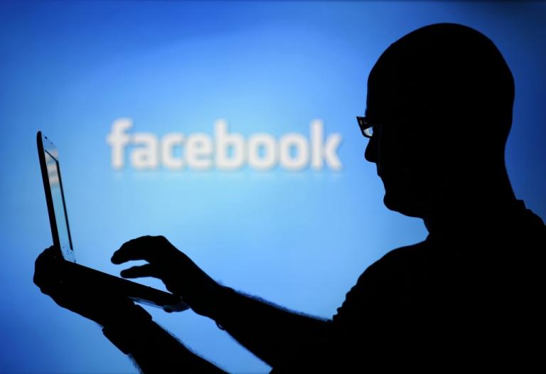 Σκάνδαλο Facebook: Παραιτήθηκε ο CEO της Cambridge Analytica