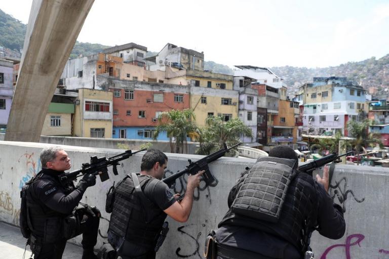 Βραζιλία: 8 νεκροί από επιχείρηση της αστυνομίας στην μεγαλύτερη φαβέλα το Ρίο Ντε Τζανέιρο