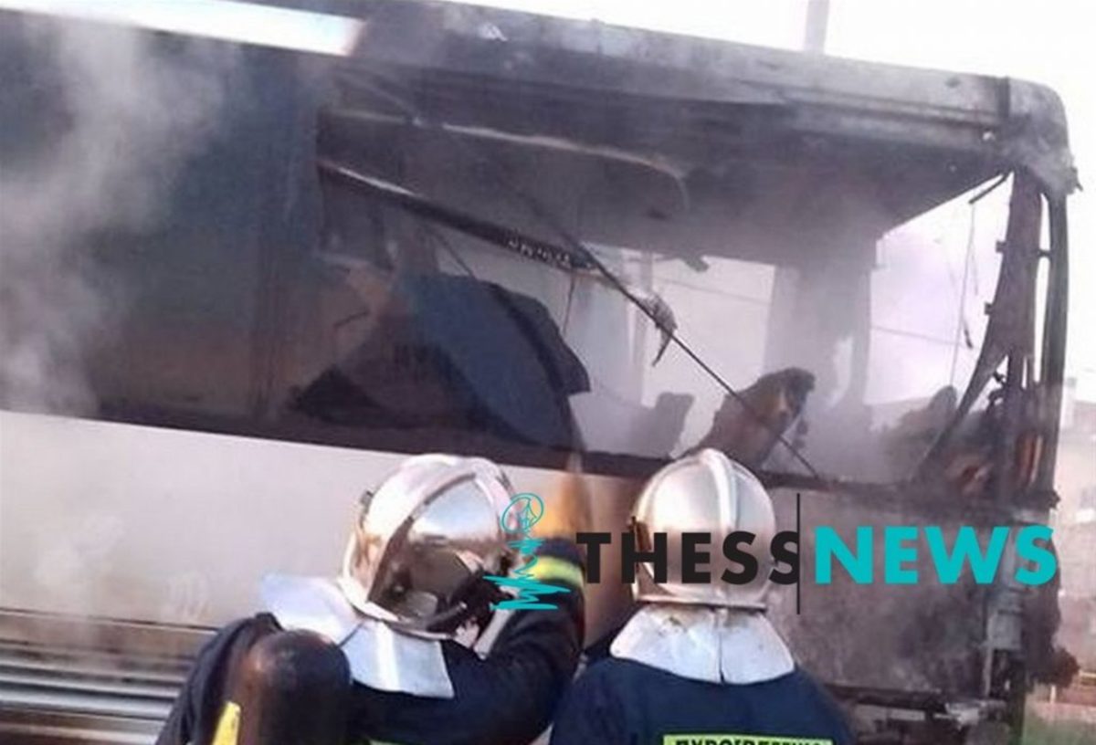 Θεσσαλονίκη: Συναγερμός για φωτιά σε λεωφορείο δίπλα από βενζινάδικο – Οι εικόνες της κατάσβεσης [pic, vid]