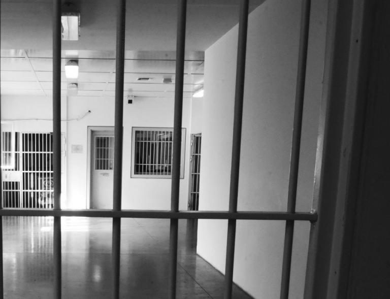 Τρίκαλα: Σύζυγος κρατούμενου προσπάθησε να του περάσει ηρωίνη μέσα σε παντελόνια