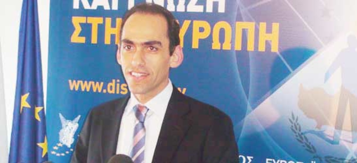 Ο Κύπριος υπουργός Οικονομικών τα “βάζει” με την Κομισιόν