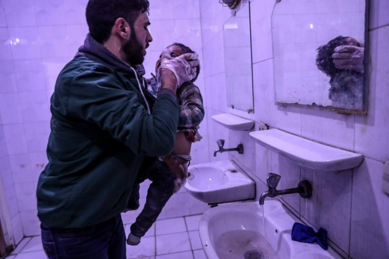 Συρία: «Πνίγονται» οι άμαχοι στη Γούτα – Δεκάδες κρούσματα ασφυξίας μετά από αεροπορικές επιδρομές