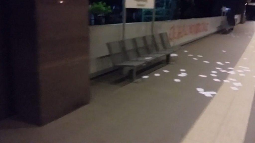 Καρέ – καρέ η καταδρομική επίθεση αναρχικών στον σταθμό του ΗΣΑΠ στον Περισσό