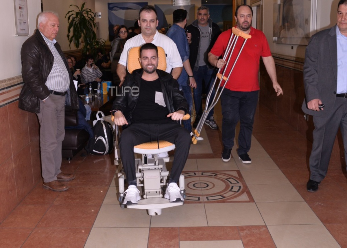 Φωτογραφίες από το εξιτήριο του Ηλία Βρεττού – Το πρώτο του μήνυμα