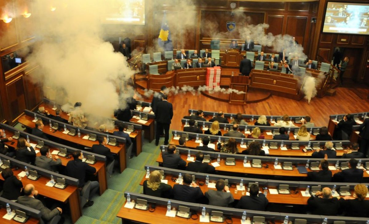 Γήπεδο η Βουλή του Κοσόβου! Έριξαν δακρυγόνα!