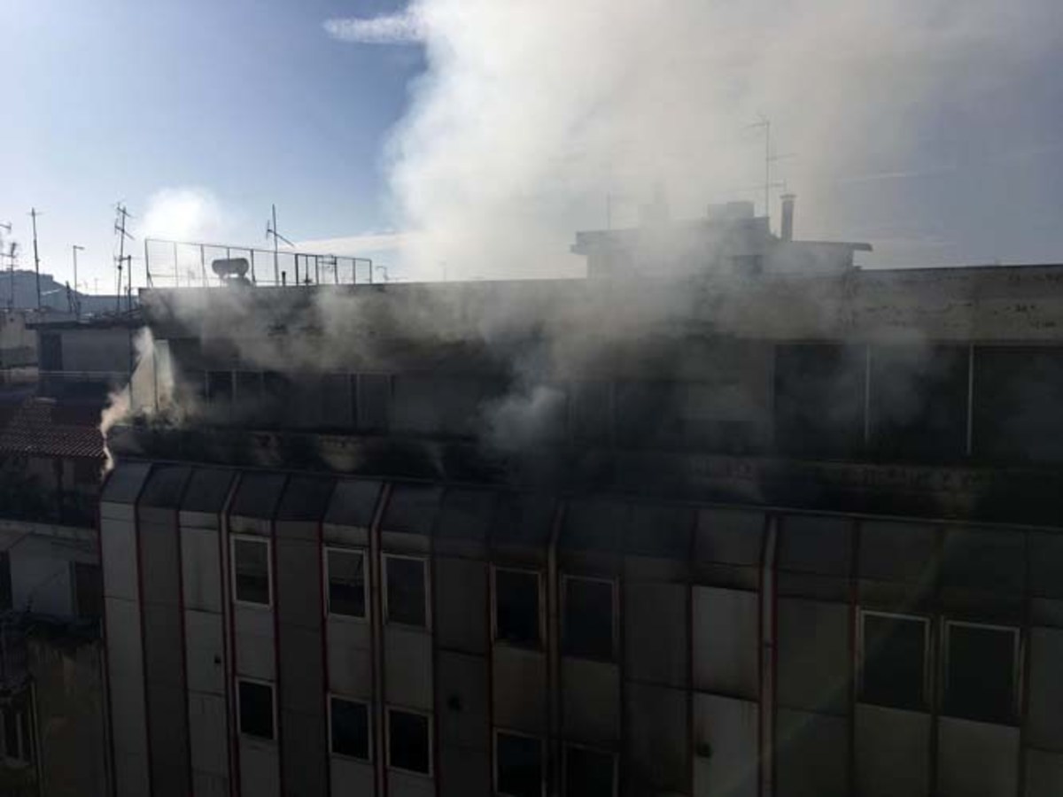 Κόλαση στη Λάρισα: Νέες εικόνες από τη φλεγόμενη εφορία – «Η φωτιά ξεκίνησε από μέσα» [pics, vids]