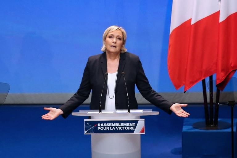 Γαλλία: Η Λεπέν μετονόμασε το ακροδεξιό "Εθνικό Μέτωπο" σε "Εθνικό Συναγερμό" - Αντιδράσεις από τον πατέρα της