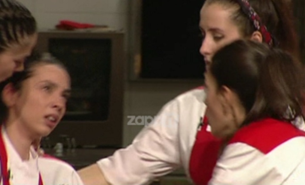 Σοκ στο Hell’s Kitchen: Πέφτει λιπόθυμη στο πάτωμα! [vid]
