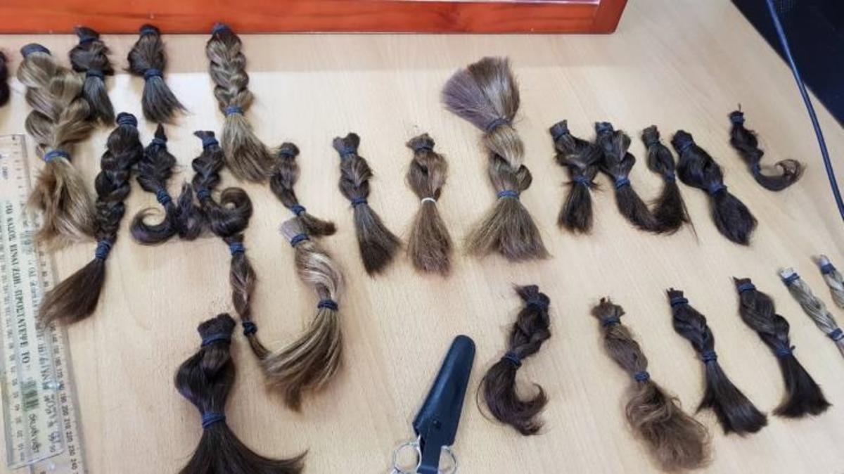 Συγκινητικές στιγμές! Μαθητές έκοψαν και χάρισαν τα μαλλιά τους σε παιδιά με καρκίνο [pics]