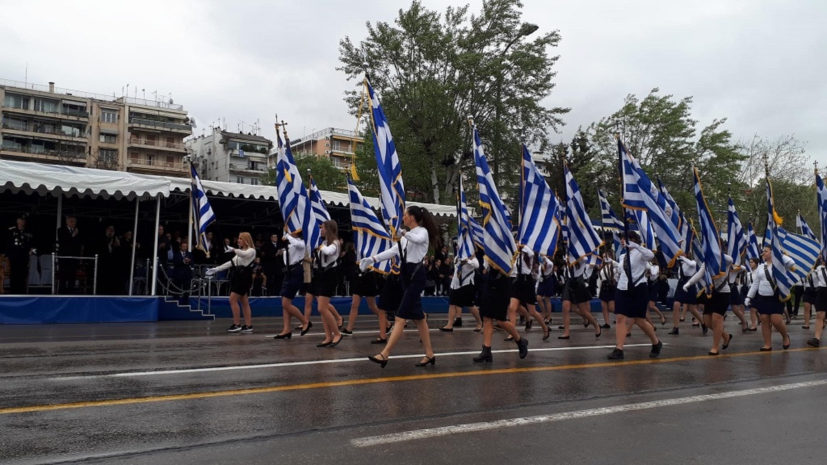 Θεσσαλονίκη: Με Μπουτάρη, Ζουράρι και Φράγκο Φραγκούλη η μαθητική παρέλαση – Τα στιγμιότυπα που κέντρισαν τα βλέμματα [vids]
