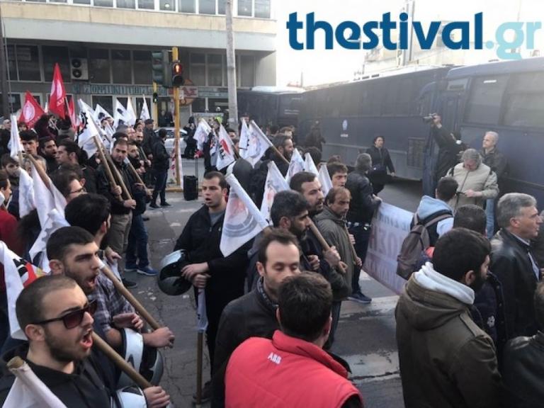 Θεσσαλονίκη: Τους “μπλόκαραν” για να μη φτάσουν κοντά στον Τσίπρα [vid]