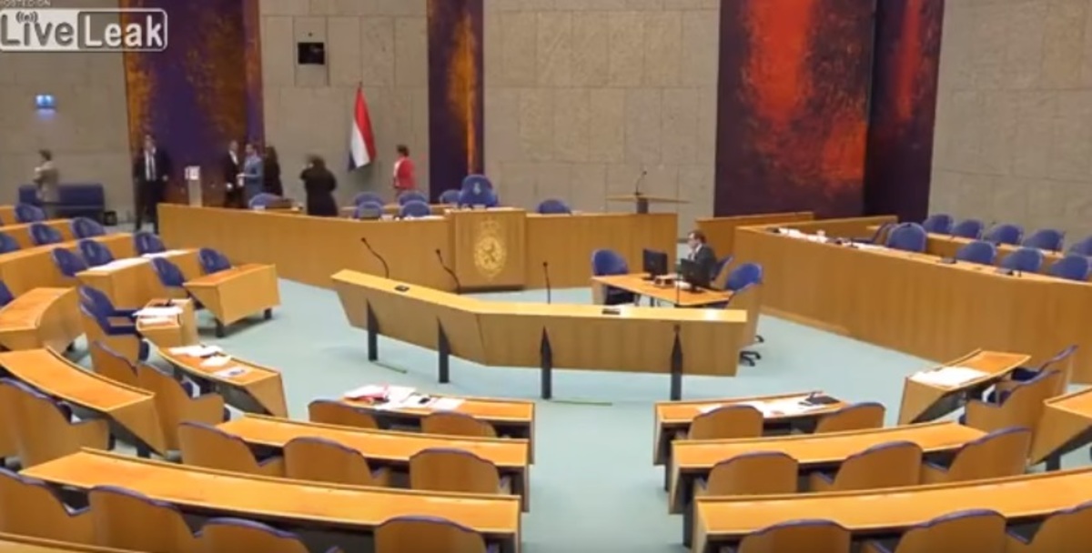 Απόπειρα αυτοκτονίας μέσα στο ολλανδικό κοινοβούλιο! Σοκαριστικό βίντεο