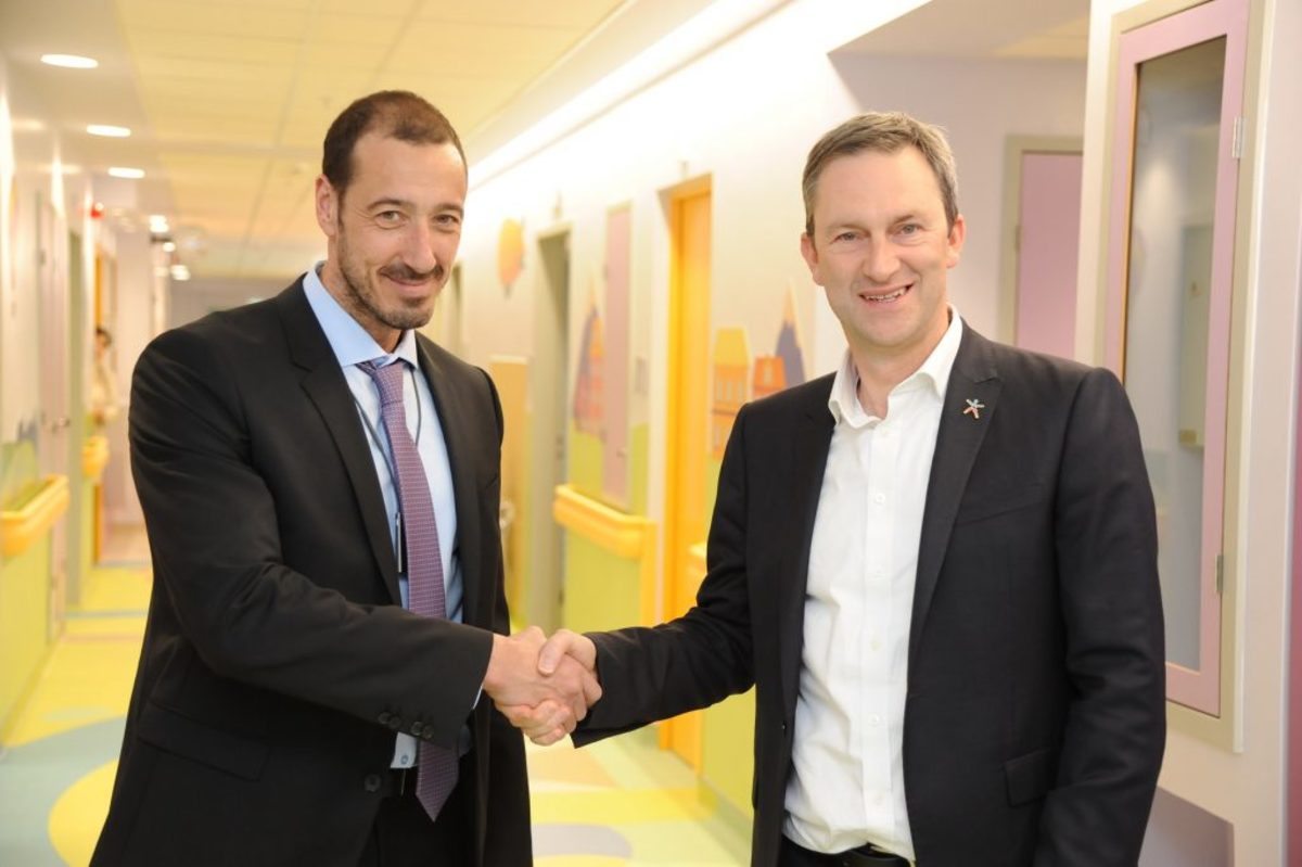 Ο κοινός Διοικητής των διασυνδεόμενων νοσοκομείων παίδων, Εμμανουήλ Παπασάββας με τον Διευθύνοντα Σύμβουλο του ΟΠΑΠ, Ντάμιαν Κόουπ