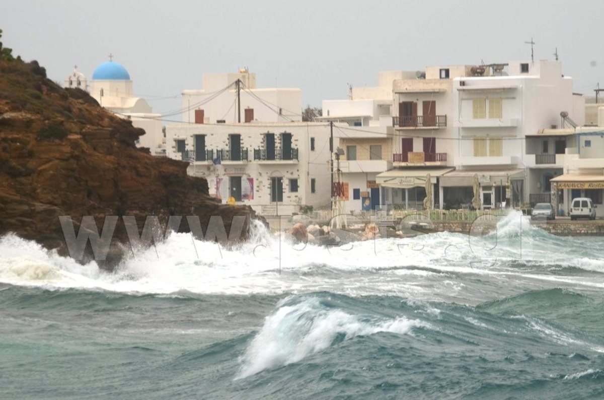 Τεράστια κύματα στην Πάρο “καταπίνουν” τη στεριά! [vid]