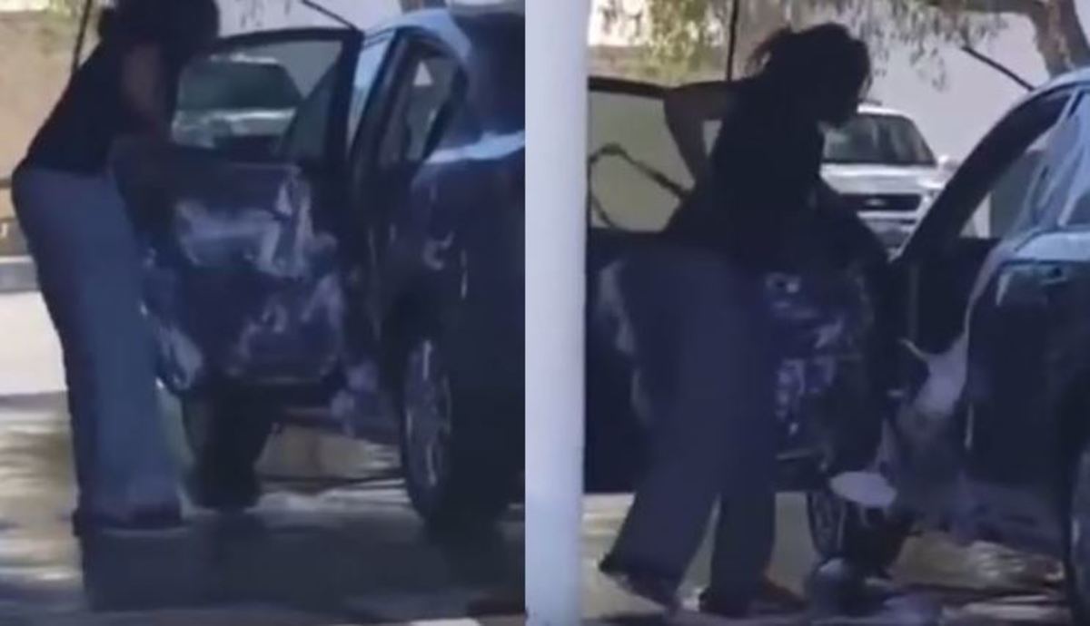 Γυναίκα πλένει το εσωτερικό του αυτοκινήτου της με σαπούνι και νερό