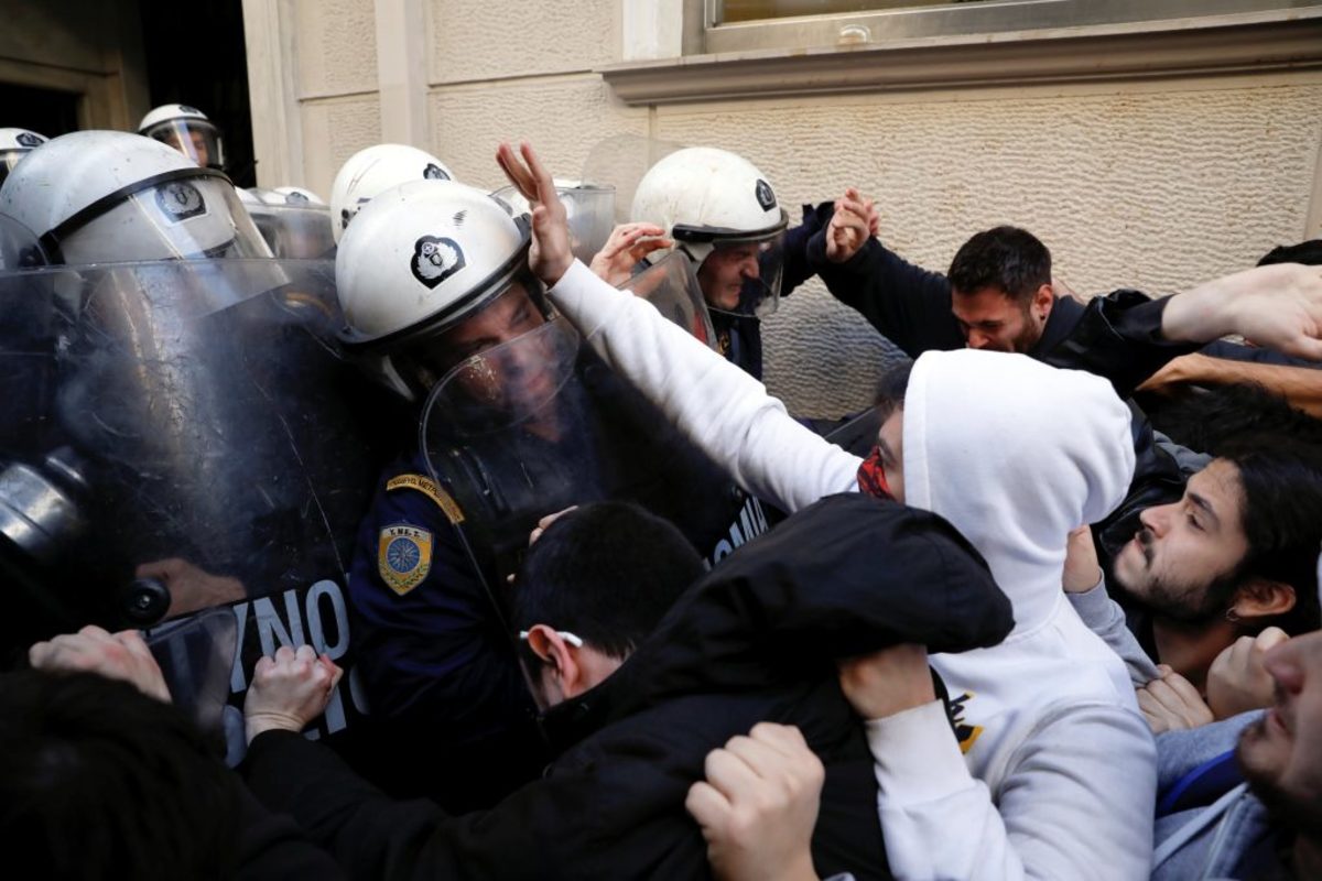Πλειστηριασμοί: Χημικά και ξύλο μεταξύ διαδηλωτών και ΜΑΤ στην συγκέντρωση έξω από συμβολαιογραφείο στην Σκουφά