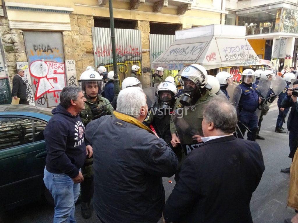 Στις 30 Μαρτίου η δίκη των τριών συλληφθέντων στα επεισόδια για πλειστηριασμούς – Οι κατηγορίες που τους απαγγέλθηκαν