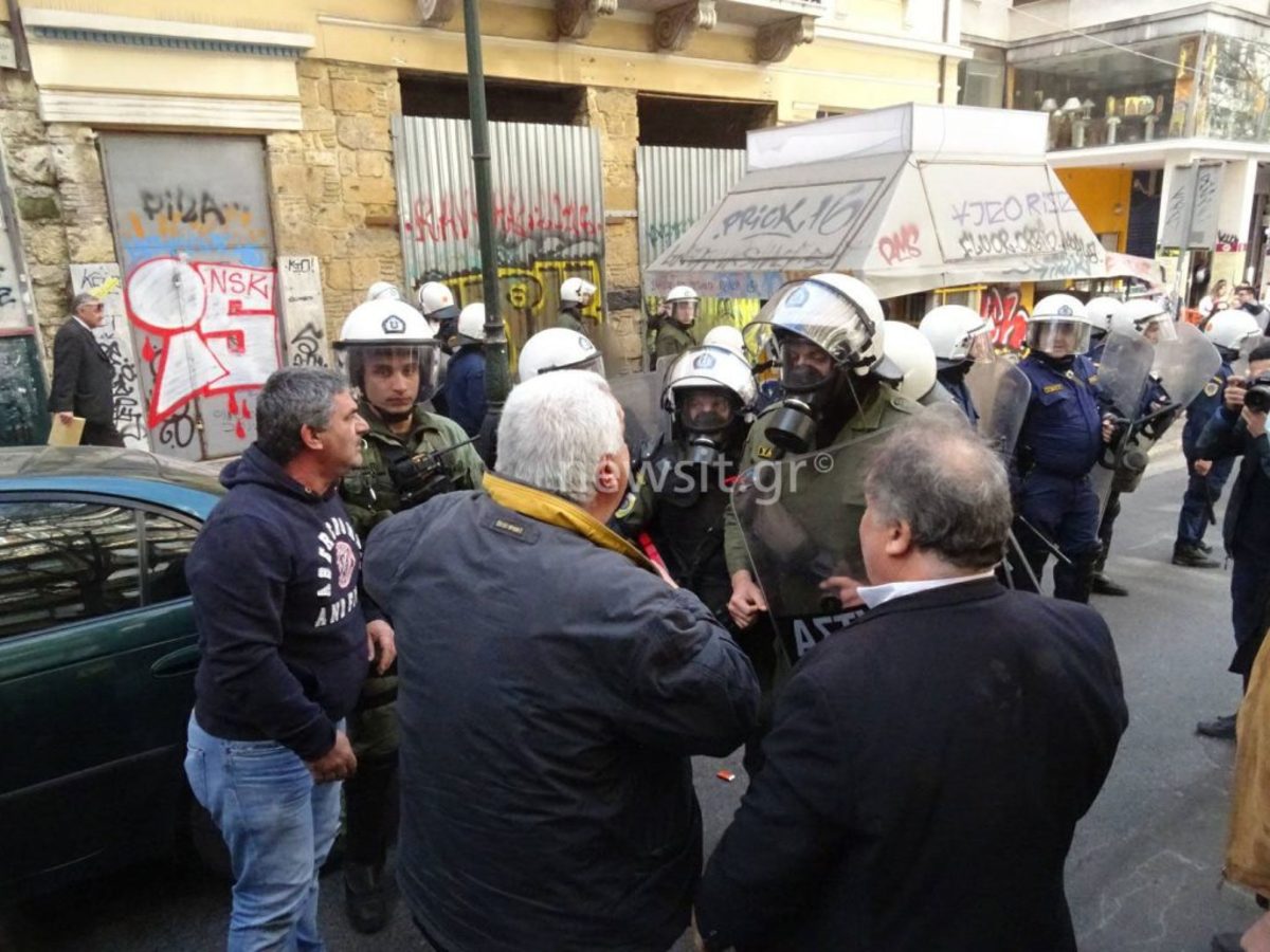Σε συλλήψεις μετατράπηκαν οι τρεις προσαγωγές για τα επεισόδια έξω από συμβολαιογραφικό γραφείο στην Αθήνα