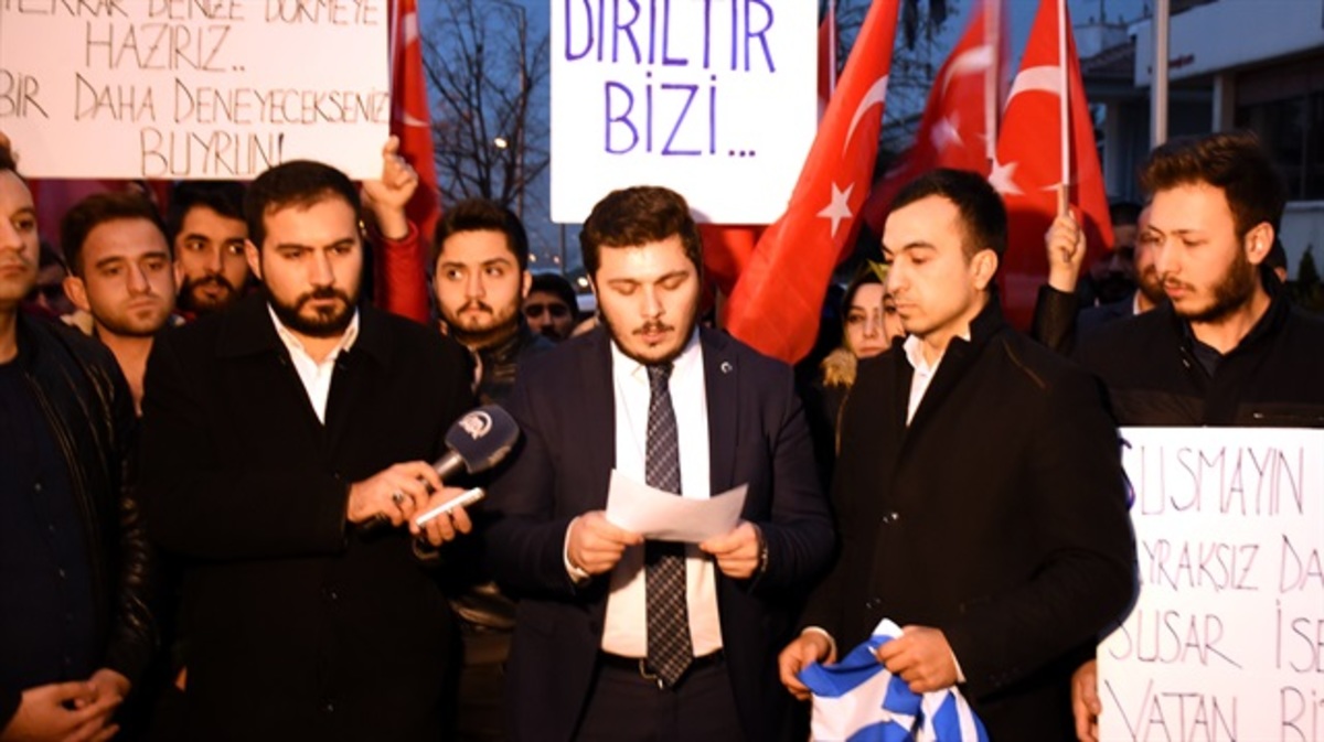 “Είμαστε έτοιμοι να σας ρίξουμε ξανά στη θάλασσα”! Τούρκοι έξω από την ελληνική πρεσβεία στην Άγκυρα για το κάψιμο της τουρκικής σημαίας