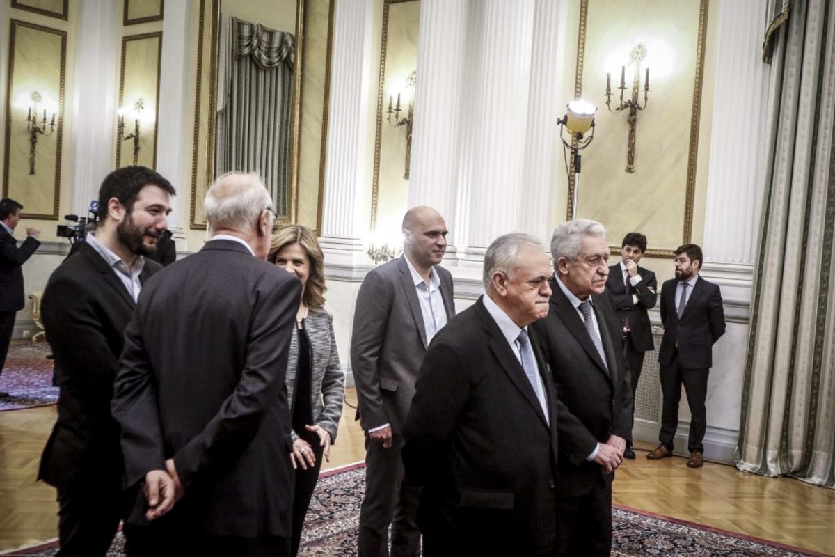 Ορκωμοσία “σφηνάκι” στο Προεδρικό – Κρυφτό Κουβέλη με τους δημοσιογράφους