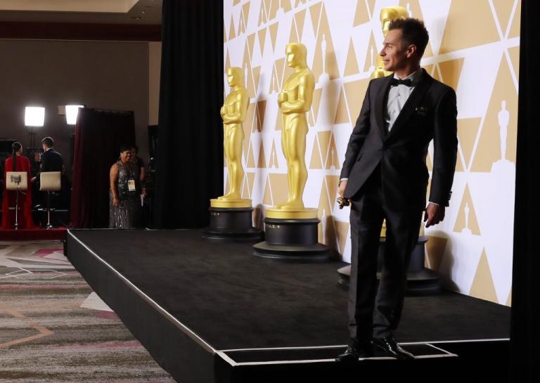 Oscar 2018: Ο Σαμ Ρόκγουελ αφιέρωσε το Όσκαρ στον Φίλιπ Σέιμουρ Χόφμαν