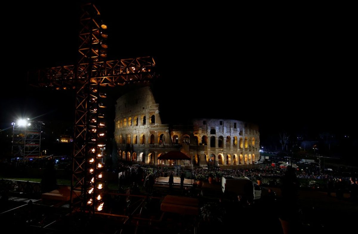 “Αστακός” η Ρώμη για την «Οδό του Μαρτυρίου»! Οικογένεια από τη Συρία θα μεταφέρει τον σταυρό στο Κολοσσαίο
