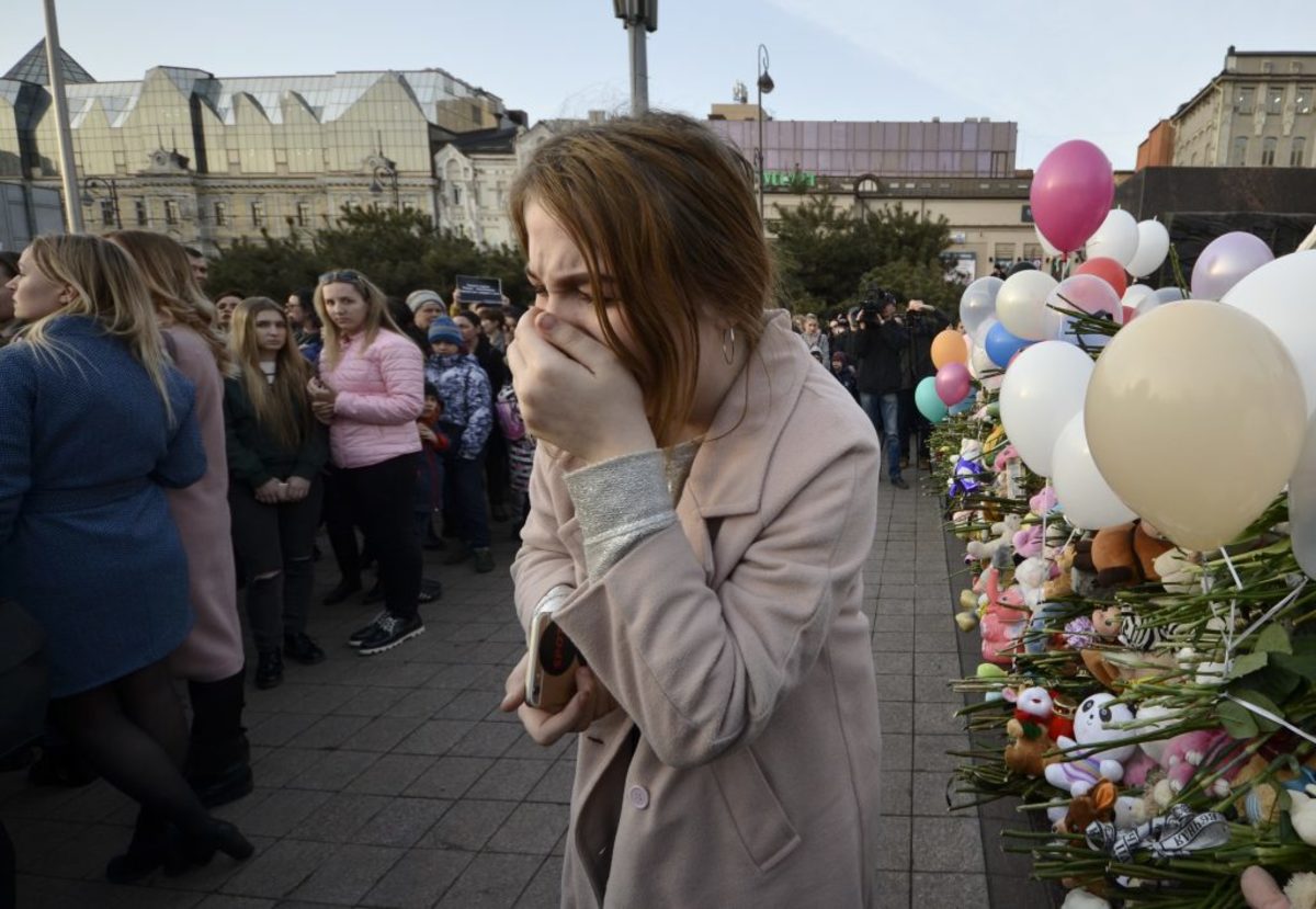 Ρωσία: Θρήνος, δάκρυα και ένα “γιατί” στις κηδείες των θυμάτων από την τραγωδία στο εμπορικό