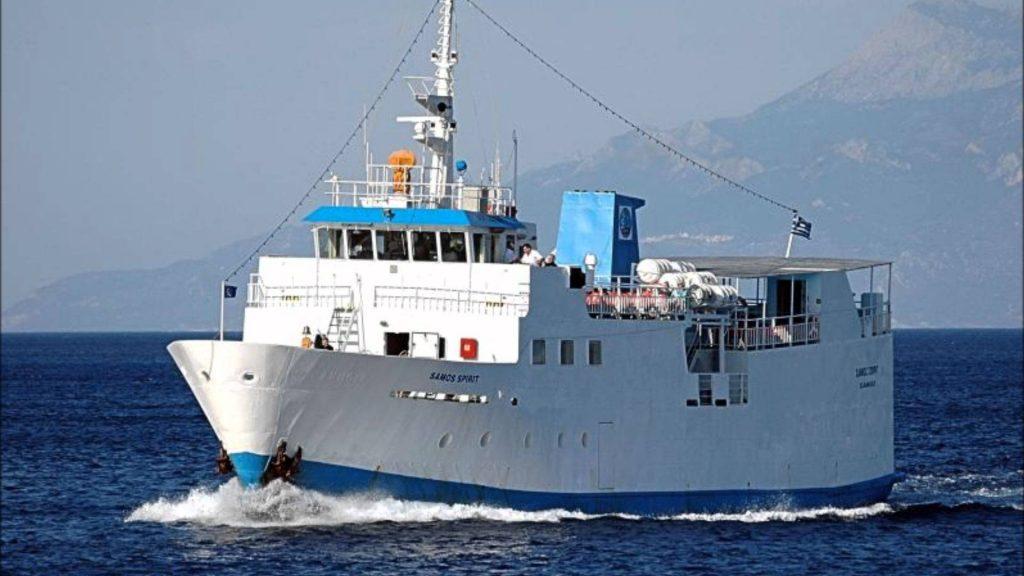 Ελευσίνα: Ισχυροί άνεμοι πήγαν… βόλτα το “Samos Spirit” – Έσπασαν οι κάβοι του!