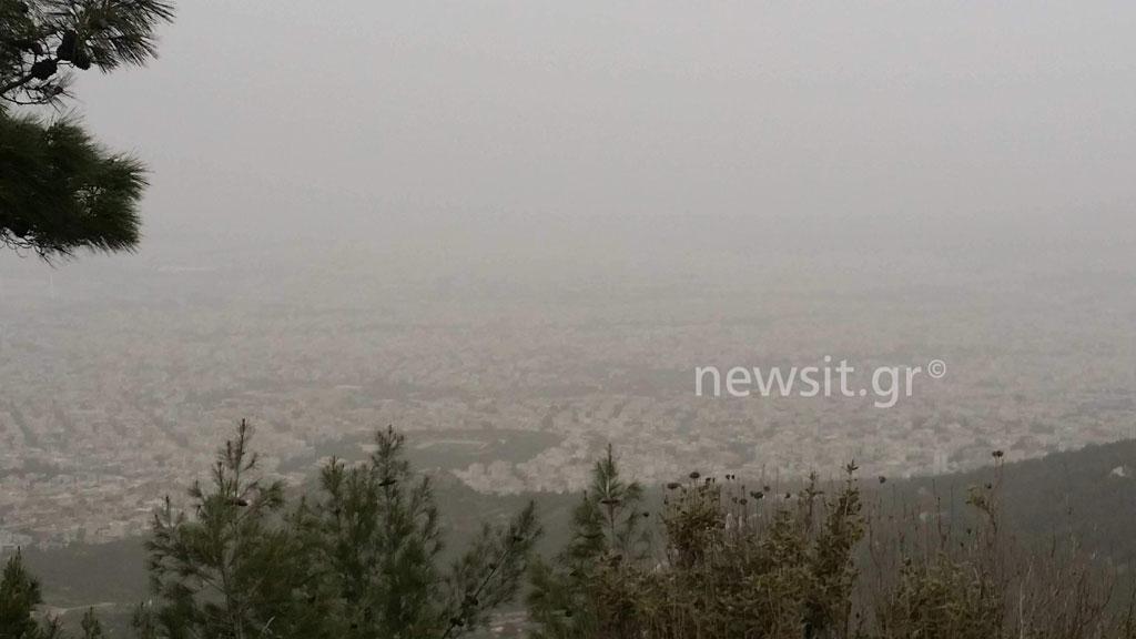 Καιρός: Και η Αθήνα χάθηκε στην σκόνη! Αποπνικτική ατμόσφαιρα – “Χάθηκαν” Ακρόπολη και Λυκαβηττός