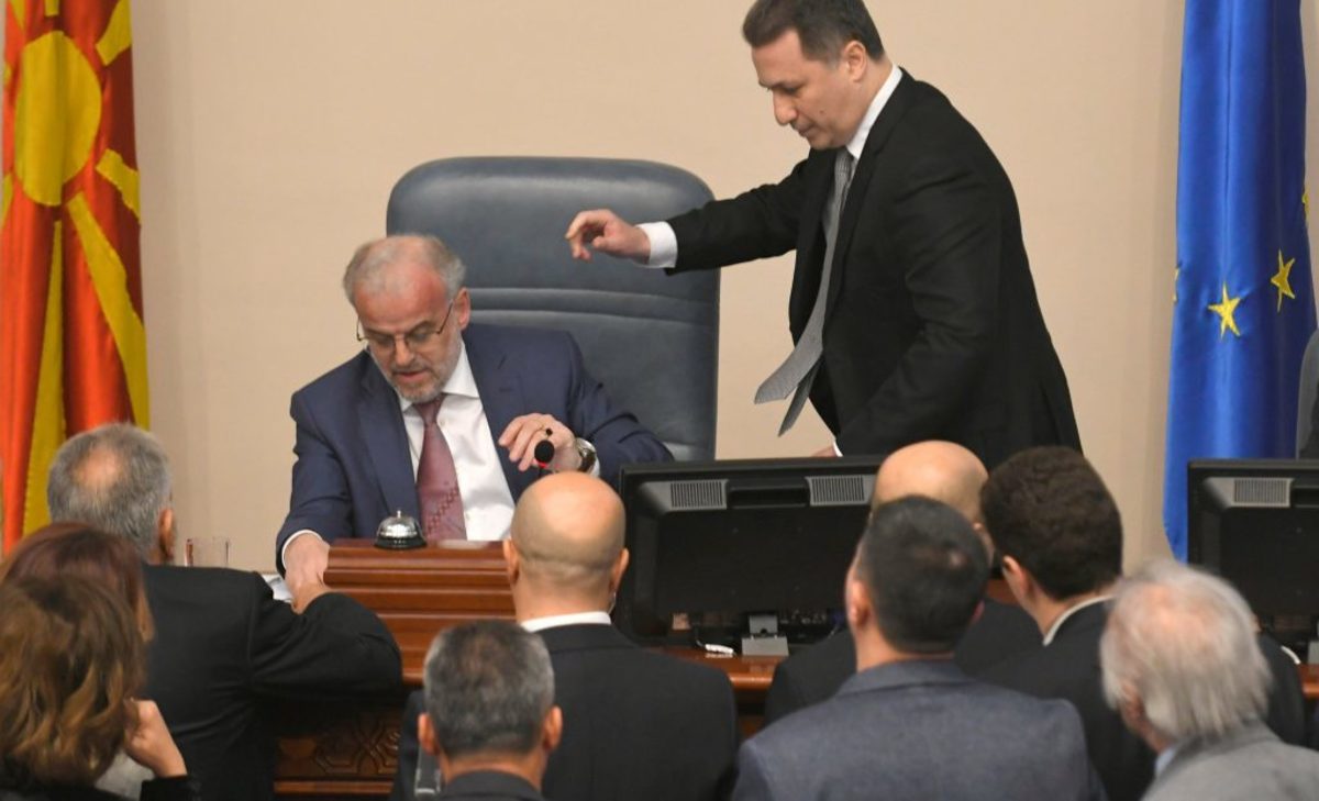 Χαμός στη βουλή των Σκοπίων! Πέταξαν νερό στον πρόεδρο – Φωνές και τσαμπουκάδες