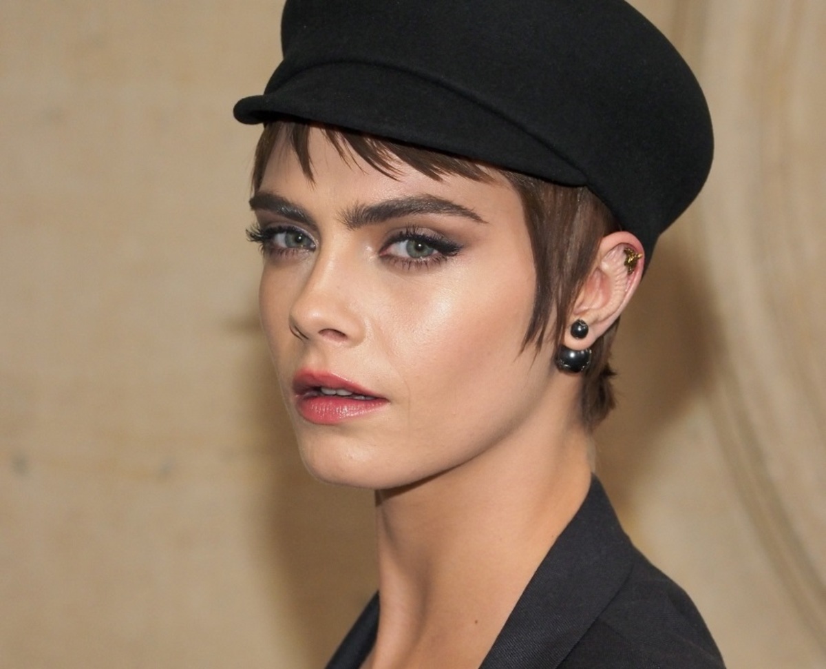 Η Cara Delevingne εμφανίστηκε στο Paris Fashion Week έχοντας κάτι πολύ περίεργο στην εμφάνισή της!