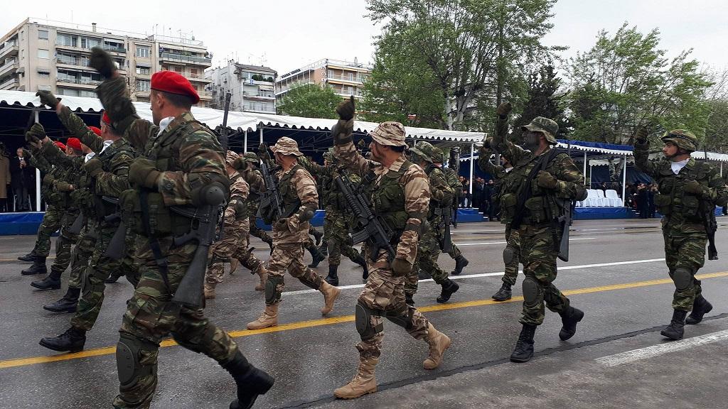 Θεσσαλονίκη: Παρέλαση με συνθήματα διαμαρτυρίας – Το μήνυμα στους βουλευτές στην εξέδρα των επισήμων [pics, vids]