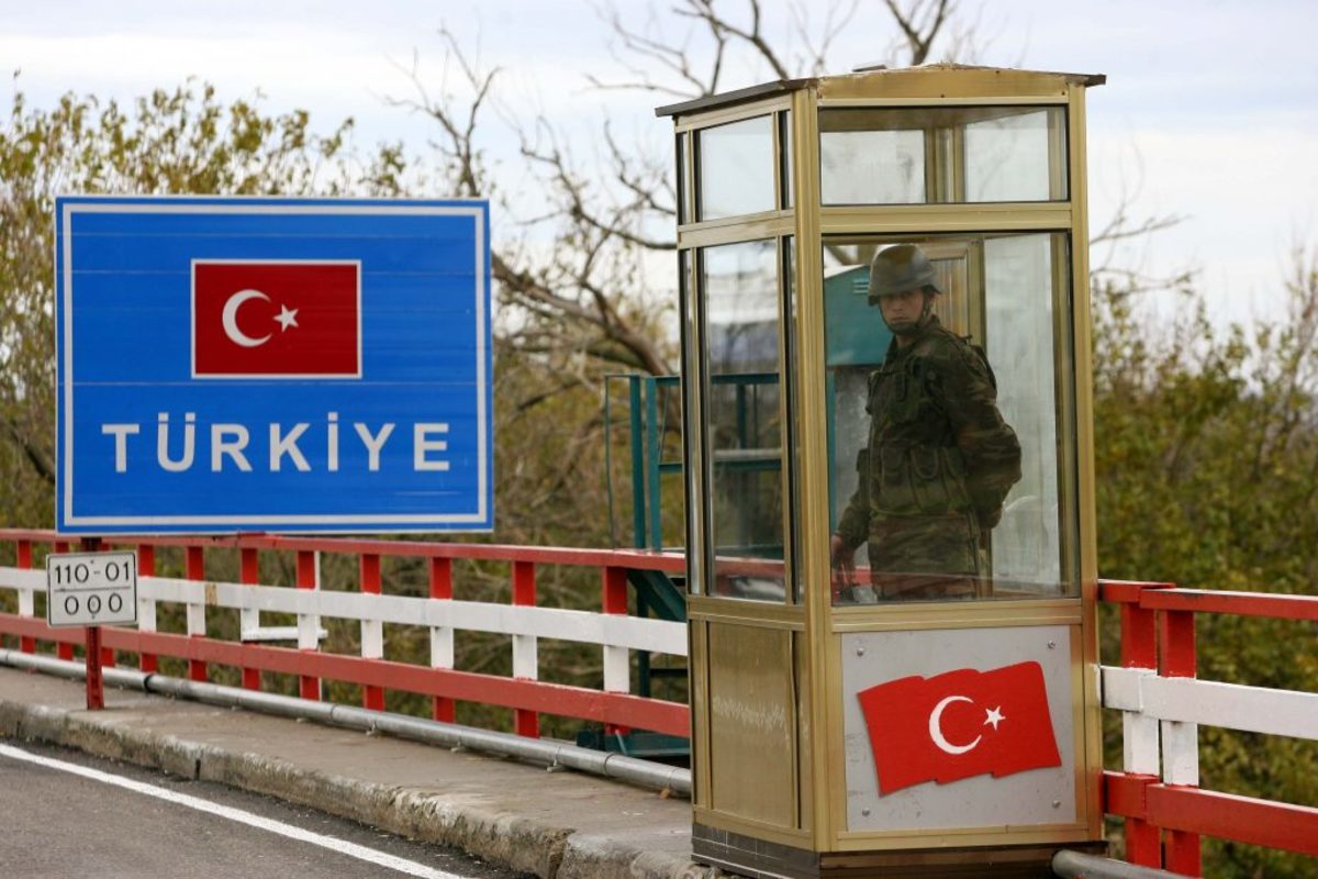 Handelsblatt: Η Αθήνα ελπίζει ότι η Τουρκία θα αποφυλακίσει τους δυο Έλληνες στρατιωτικούς πριν ή μετά την Δευτέρα