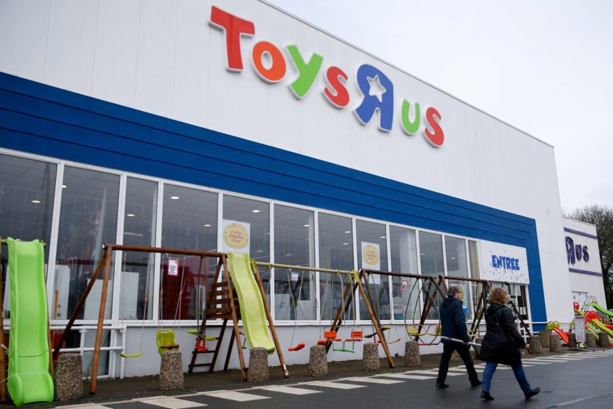 Toys’R’Us: Τέλος εποχής για το πιο γνωστό αμερικανικό παιχνιδάδικο – 30.000 άνθρωποι στον δρόμο