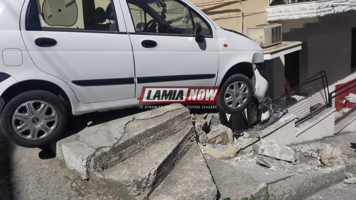 Λαμία: Έτσι κατέληξε το αυτοκίνητο νεαρής οδηγού [pics]
