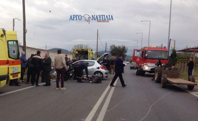 Αργολίδα: Σοβαρό τροχαίο με εγκλωβισμένους – Σύγκρουση αυτοκινήτου με τρακτέρ [pics]