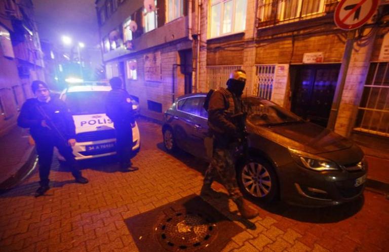 Τουρκία: Αστυνομικοί εισβάλλουν σε καφενεία και… τσεκάρουν αν οι τηλεοράσεις παίζει κουρδικά κανάλια!