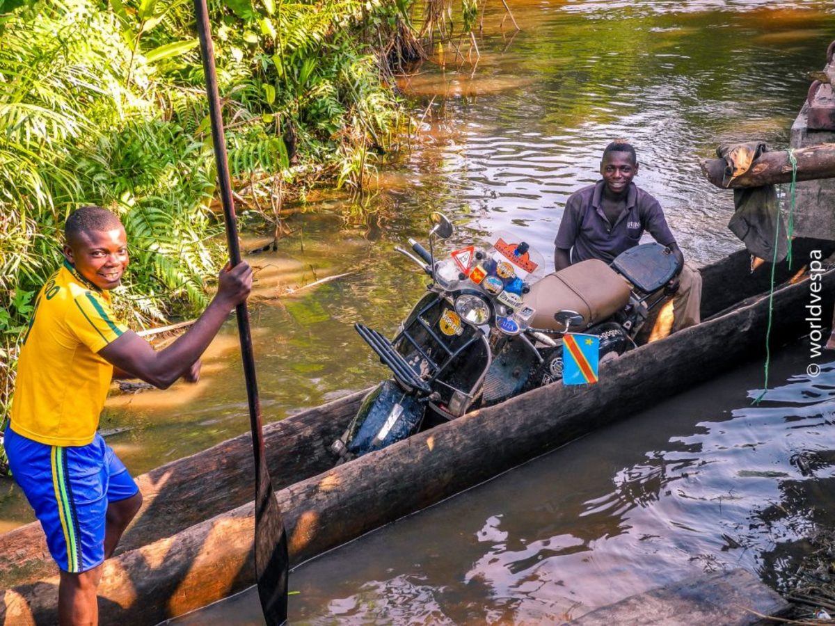 Ταξιδεύοντας στην Αφρική με όχημα μια… βέσπα
