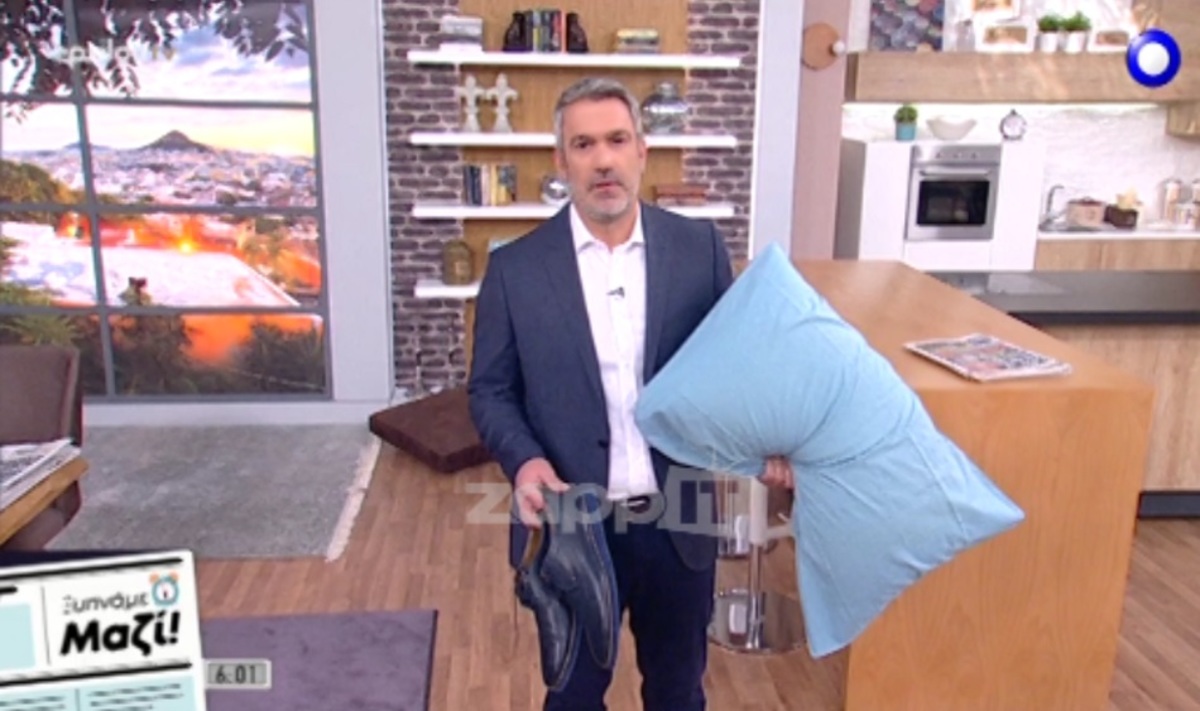 Ο Σπύρος Χαριτάτος έκανε πρεμιέρα με παντόφλες και μαξιλάρι!