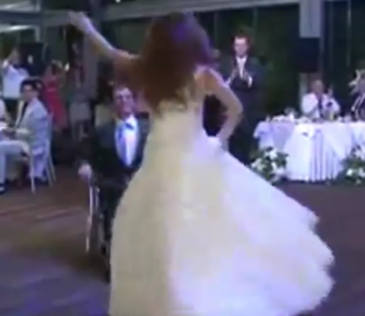 Σαντορίνη: Το ζεϊμπέκικο της ψυχής και η νύφη που δάκρυσε στο τέλους του χορού – Οι εικόνες που έγιναν viral [vid]