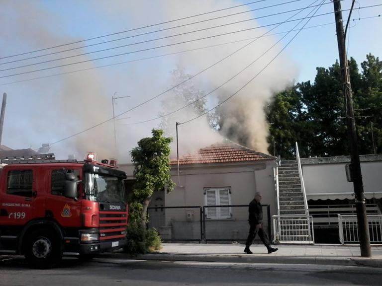 Λάρισα: Η στιγμή της μεγάλης φωτιάς σε σπίτι – Η μάχη των πυροσβεστών [pics, vid]