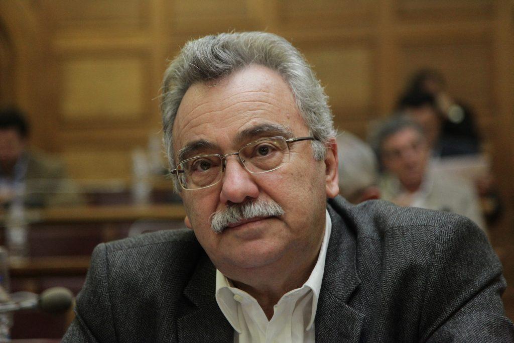 Πάτρα: Ο βουλευτής του ΣΥΡΙΖΑ Κώστας Σπαρτινός εξηγεί το σύνθημα “κανένα σπίτι στα χέρια τραπεζίτη” [vid]